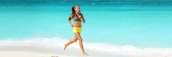 Fitness femme courir sur la plage bannière style de vie — Photo