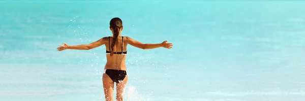 Feliz bikini playa vacaciones mujer libertad bandera —  Fotos de Stock