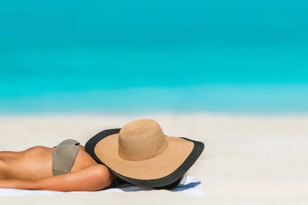 Playa mujer tomando el sol durmiendo con sombrero — Foto de Stock