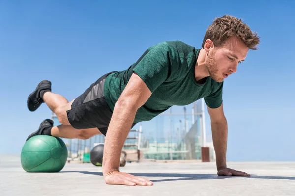 Hombre haciendo flexiones de equilibrio en la pelota de la medicina — Foto de Stock