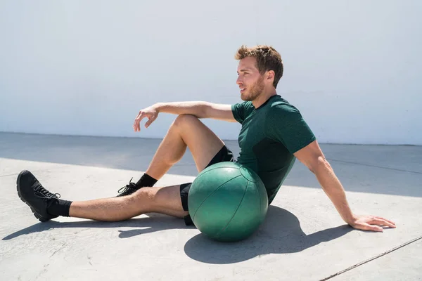 Gesunder Mann entspannt im Medizinball-Fitnessstudio — Stockfoto