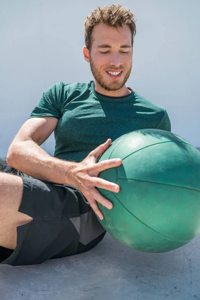 Gym-Workout mit Medizinball-Mann — Stockfoto