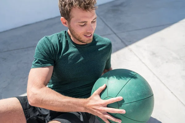 Fitness man traint buikspieren met medicijnbal — Stockfoto