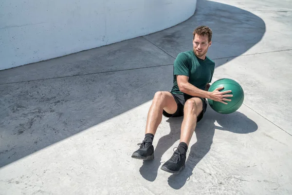 Medicin boll rysk twist motion fitness man — Stockfoto