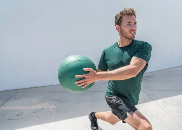 Man tränar med medicinboll vikt på gym — Stockfoto