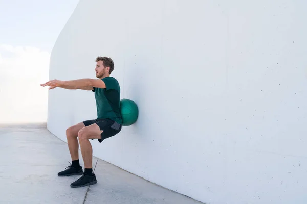 Sterkte training man doet geneeskunde bal hurken — Stockfoto