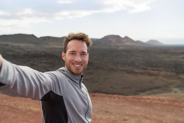 Travel tourist man taking selfie hiking in nature — Stock Photo, Image