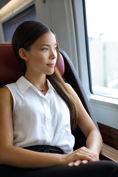 Piękna Azjatka młoda profesjonalistka ciesząca się widokiem na dojazdy do pracy. Klasa biznesowa pociągiem. Bizneswoman relaks w luksusowym wysokiej klasy siedzenia w transporcie — Zdjęcie stockowe