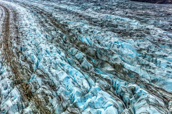 Glaciärarmsblå iskonsistens uppifrån. Flygfoto från helikopterfärd i Glacier Bay National Park, Alaska, USA. Shore utflykt från kryssningsfartyg resa semester — Stockfoto