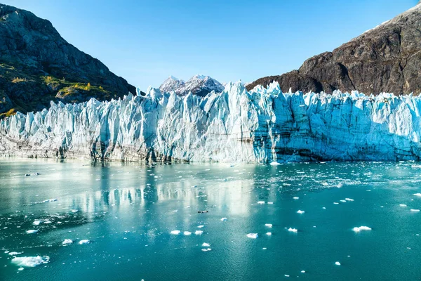 Alaska Glacier Bay landschap uitzicht vanaf cruiseschip vakantie reizen. Global warming en klimaatverandering concept met smeltende gletsjer met Johns Hopkins gletsjer en Mount Fairweather Range bergen — Stockfoto