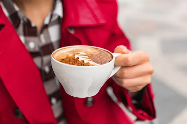 Elegancka kobieta pijąca kawę latte w luksusowej kawiarni na świeżym powietrzu przy ulicy miejskiej. Rano śniadanie przy gorącej filiżance kawy z pianką mleka. — Zdjęcie stockowe