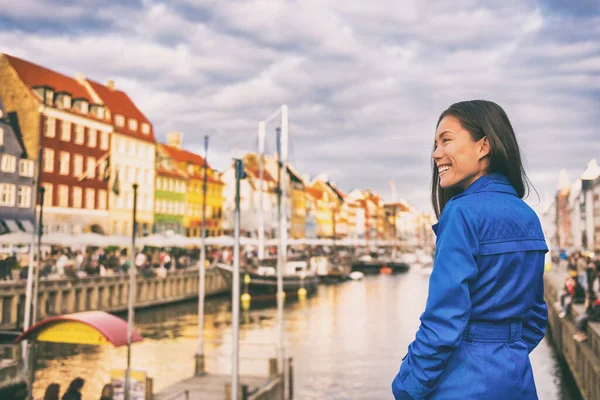 Turysta w Kopenhadze. Chińska Azjatka podróżująca pieszo w Nyhavn odwiedzająca Danię. Miasta, turystyka w Skandynawii. — Zdjęcie stockowe
