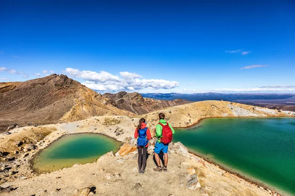 Nya Zeeland populära turist vandring i Tongariro Alpine Crossing nationalpark. Trampbilar par vandrare promenader på berömd destination i NZ — Stockfoto