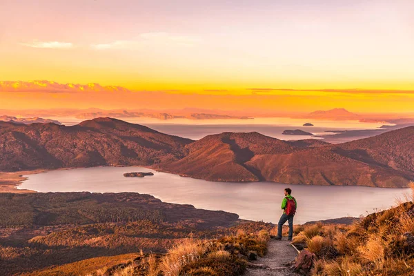 Senderismo viajero aventura hombre excursionista solo mirando el paisaje de la naturaleza puesta del sol de montañas y lagos durante el verano. Viajar al aire libre libertad estilo de vida —  Fotos de Stock