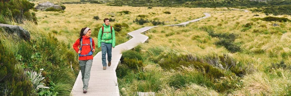 Πεζοπόροι άνθρωποι πεζοπορία στο Hooker Valley Track στον τρόπο ζωής του καλοκαιριού. Ζευγάρι σε ταξιδιωτική περιπέτεια διακοπών. Πανόραμα πανό. Νέα Ζηλανδία καταπατητές σακίδιο στο Mount Cook Aoraki Hooker Valley — Φωτογραφία Αρχείου