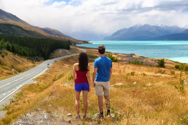 Nueva Zelanda viaje naturaleza pareja turistas mirando a la vista de Aoraki Mount Cook en Peters mirador, famoso destino turístico —  Fotos de Stock