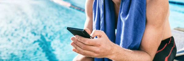 Atleta nadador usando telefone celular durante a corrida de triatlo. Homem na piscina mensagem SMS sms no treino de natação de celular — Fotografia de Stock