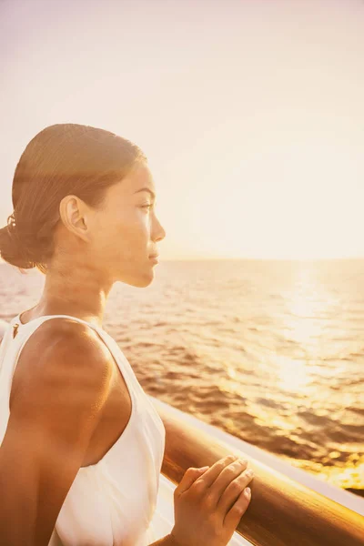 游轮豪华旅行优雅的女人在阳台套间甲板上欣赏日落美景.欧洲目的地度假亚洲之美放松 — 图库照片