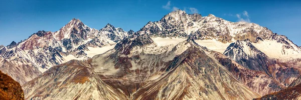 Glacier Bay National Park, Alaska banner, USA。雪のアラスカのクルーズ旅行ビューは、日没時に山のキャップ。雪の山の峰を示すクルーズ船の休暇からの素晴らしい氷河の風景 — ストック写真