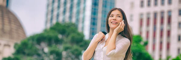 Asian businesswoman talking on phone walking to office in Hong Kong city. Young woman doing business call on cellphone happy. Multiracial Chinese Caucasian professional banner panorama — Stock fotografie