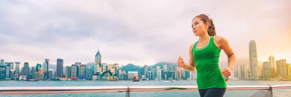 Hongkong miasto Chiny podróży zwiedzanie fitness kobieta jogging w panoramie panoramy baner panorama. Zdrowy aktywny styl życia panoramiczny widok krajobrazu miejskiego — Zdjęcie stockowe