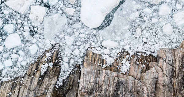 Mudança climática e aquecimento global - Icebergs drone vista superior da imagem aérea — Fotografia de Stock