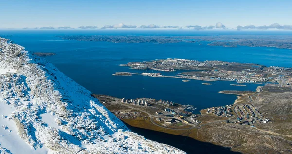 राजधानी Nuuk में ग्रीनलैंड यात्रा ग्रीनलैंड में सबसे बड़े शहर का हवाई दृश्य — स्टॉक फ़ोटो, इमेज