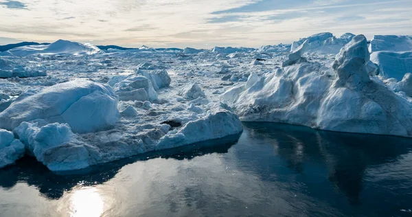 Imagen aérea del dron del iceberg y el hielo del glaciar en el paisaje natural Groenlandia —  Fotos de Stock