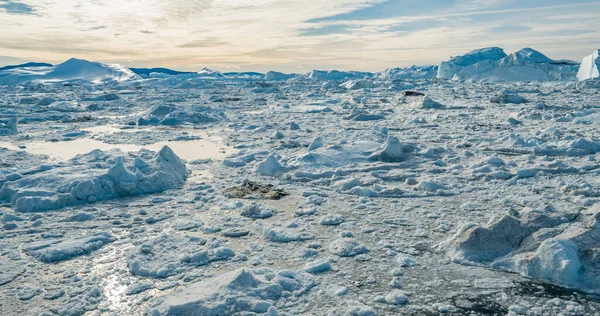 Paisaje de la naturaleza ártica con icebergs en Groenlandia icefjord - imagen aérea del dron — Foto de Stock