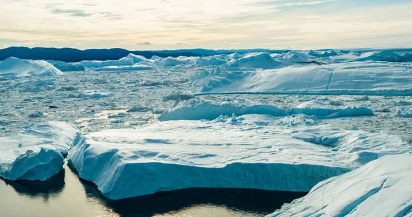 Éghajlatváltozás és globális felmelegedés - A grönlandi olvadó gleccser jéghegyei — Stock Fotó
