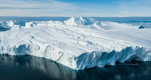 Globalne ocieplenie i zmiany klimatu - góry lodowe z topniejącego lodowca na Grenlandii — Zdjęcie stockowe
