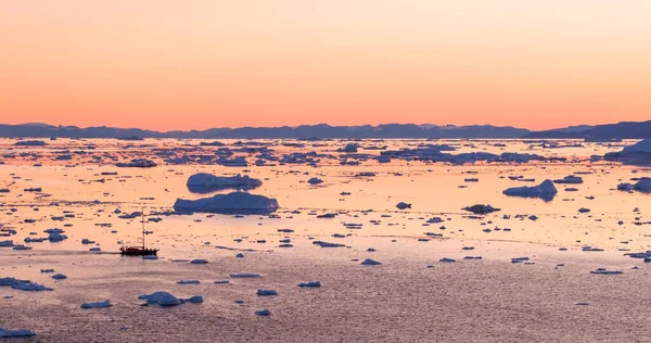 Hielo y icebergs del glaciar - Paisaje de la naturaleza ártica del fiordo de hielo Groenlandia —  Fotos de Stock