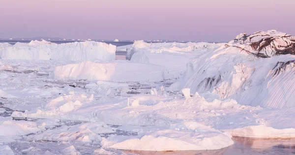 Globalne ocieplenie i zmiany klimatu - góry lodowe z topniejącego lodowca na Grenlandii — Zdjęcie stockowe