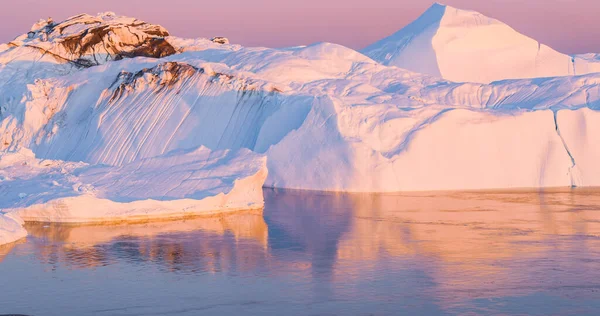 Klimaatverandering en aardopwarming - IJsbergen uit smeltende gletsjer op Groenland — Stockfoto