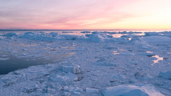 Iceberg da geleira na paisagem da natureza ártica na Groenlândia. Fotografia aérea de drones de icebergs em Ilulissat Ilulissat. Afetada pelas alterações climáticas e pelo aquecimento global — Fotografia de Stock