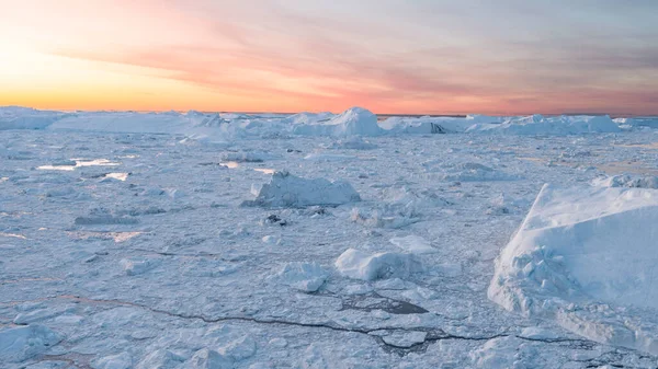 Góra lodowa z lodowca w arktycznym krajobrazie przyrody na Grenlandii. Zdjęcia lotnicze dronów z gór lodowych na fiordzie lodowym Ilulissat. Wpływ zmian klimatu i globalnego ocieplenia — Zdjęcie stockowe