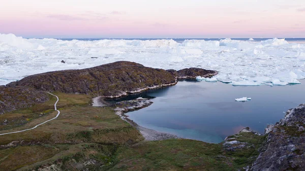 Arktisk natur med isberg och is i Grönlands isjord. Flygfoto av is och isberg. Ilulissat Icefjord med isberg från Jakobshavn Glacier aka Sermeq Kujalleq glaciär — Stockfoto