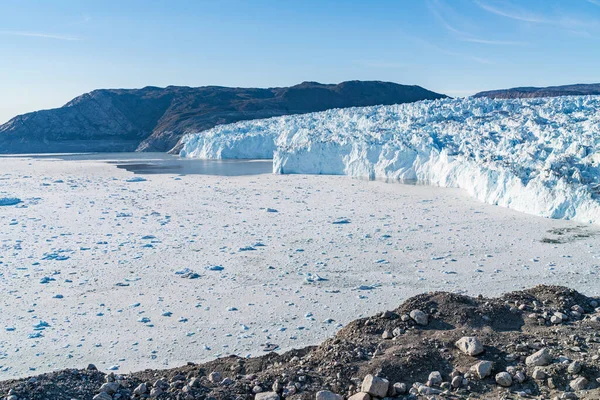 Concepto de Cambio Climático. Glaciar de Groenlandia muy afectado por el Calentamiento Global. Glaciar frente al glaciar Eqi en Groenlandia Occidental AKA Ilulissat y Glaciar Jakobshavn. Produce muchos icebergs de Groenlandia — Foto de Stock