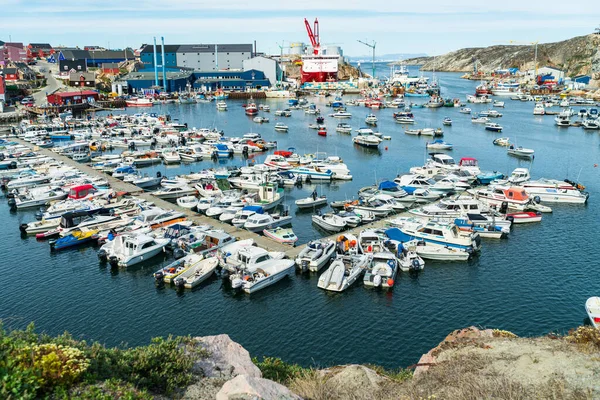 Città della Groenlandia Ilulissat porto della nave da crociera e porto della barca sulla Groenlandia — Foto Stock