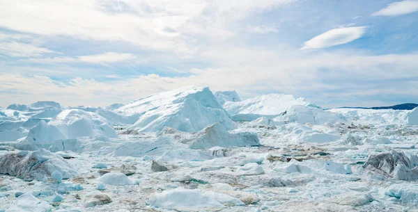 Riscaldamento globale e cambiamento climatico - Iceberg dallo scioglimento del ghiacciaio in Groenlandia — Foto Stock