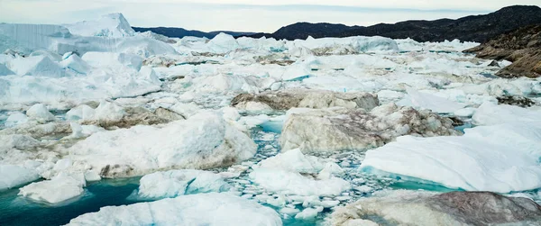 Mudança climática e aquecimento global - Icebergs e de derreter geleira em gelo em Ilulissat, Groenlândia. Bandeira panorâmica foto do ártico natureza gelo paisagem — Fotografia de Stock