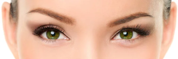 Ojos verdes mujer asiática pestañas maquillaje banner. Primer plano de ojos y cejas chinas almendras, con maquillaje de sombra de ojos y pestañas postizas — Foto de Stock