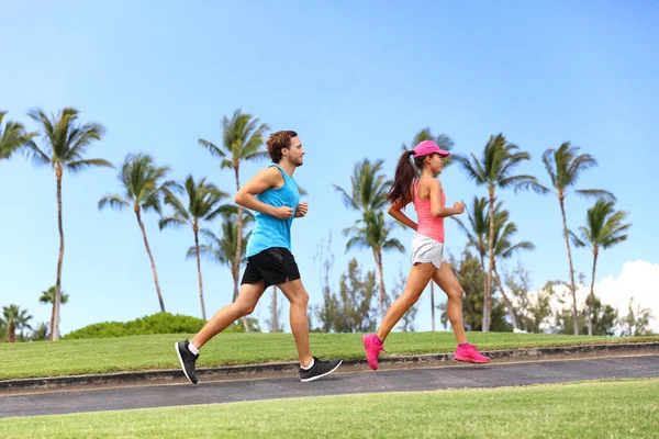 Sportovní fitness běžci pár běží životní styl. Zdraví lidé jogging spolu v letním městském parku venkovní, sportovci trénink kardio na chodníku — Stock fotografie