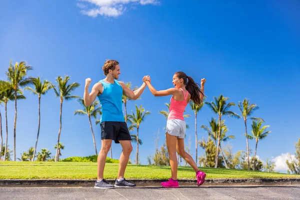 Desafie corredores de sucesso pessoas alta cinco para a realização da meta de fitness. Atletas casal aplaudindo mãos aplaudindo para ganhar uma corrida. Estilo de vida ao ar livre esportes. personal trainer incentivando menina — Fotografia de Stock