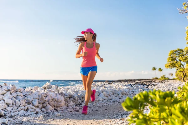 Gesundes, aktives Läufermädchen läuft auf Strandpfad aus Korallenfelsen auf Hawaii, Morgentraining allein — Stockfoto