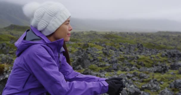 Islandia - Mujer excursionista al aire libre en reposo caminata - Caminante turístico disfrutando de la vista — Vídeo de stock