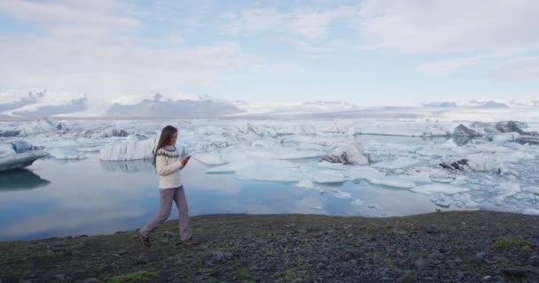 Телефон приложение - женщина с помощью смартфона в Исландии природного ландшафта — стоковое видео