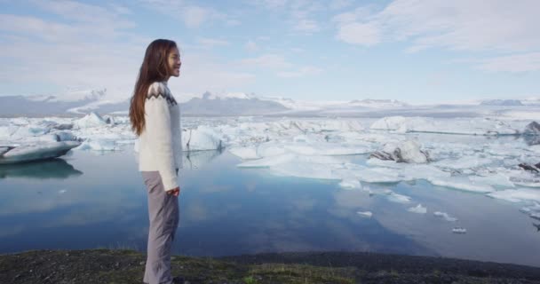 Турист на природном ландшафте Исландии Jokulsarlon - Активный образ жизни женщин — стоковое видео
