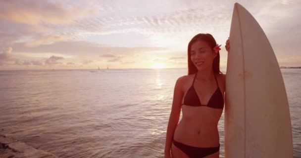 Young woman surfer going surfing - portrait of surfer girl with surfboard — Stock video