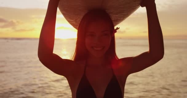 Портрет серфингистки на пляже - серфингистка — стоковое видео